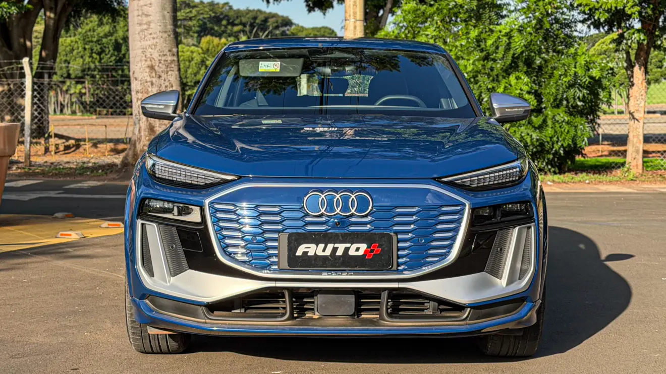 Audi SQ6 e-tron azul para avaliação estático