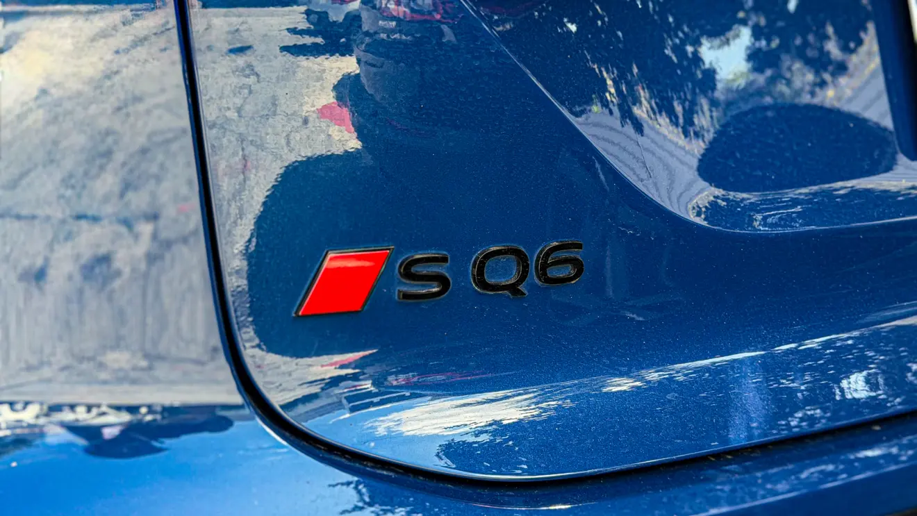 Audi SQ6 e-tron azul para avaliação estático