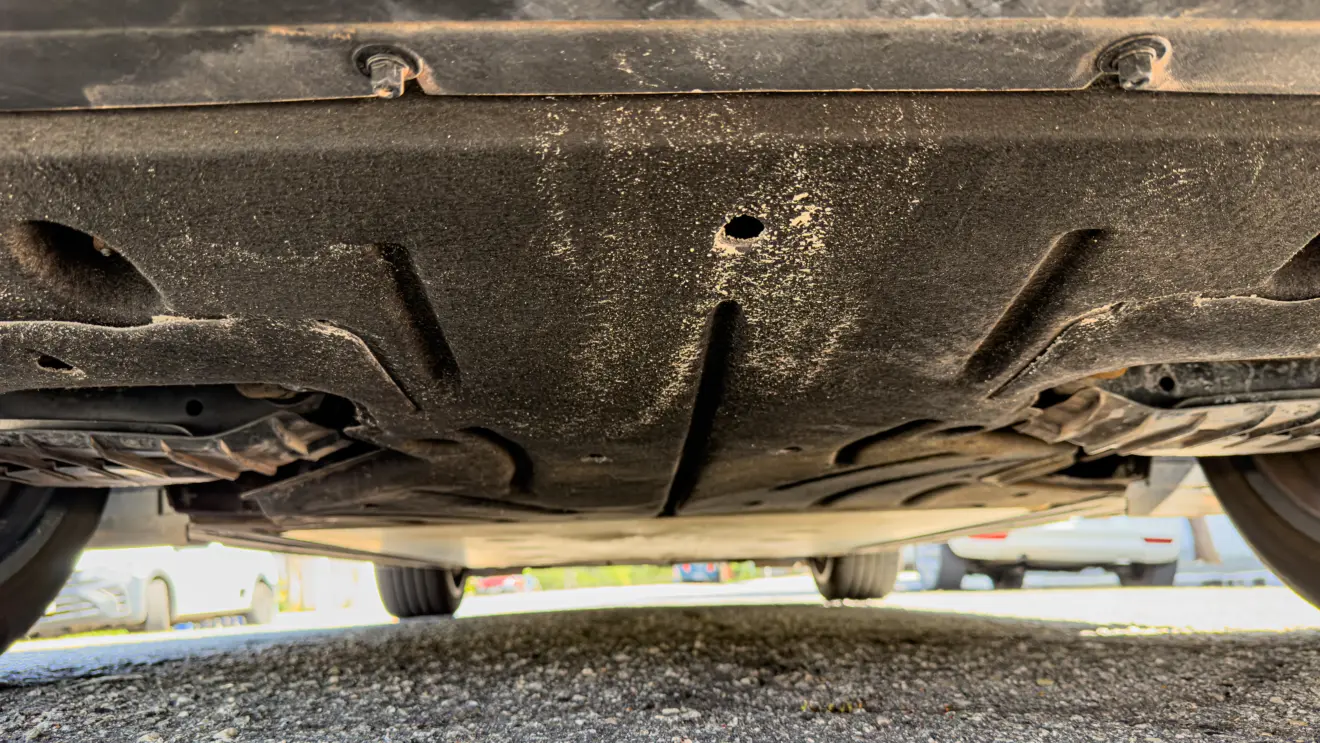 Audi SQ6 e-tron azul para avaliação estático suspensão bateria