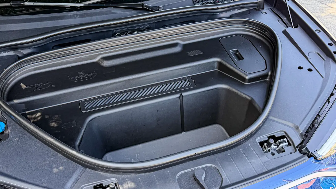 Audi SQ6 e-tron estático para avaliação frunk