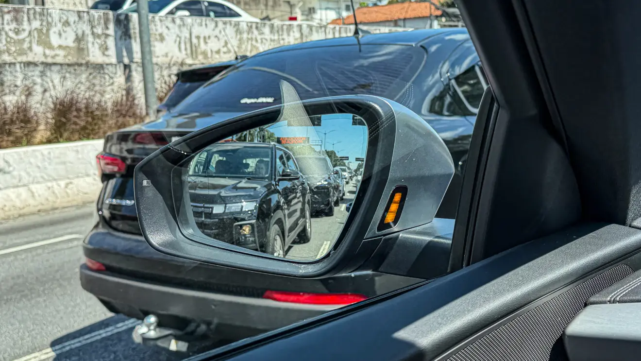 Audi SQ5 e-tron azul para avaliação estático