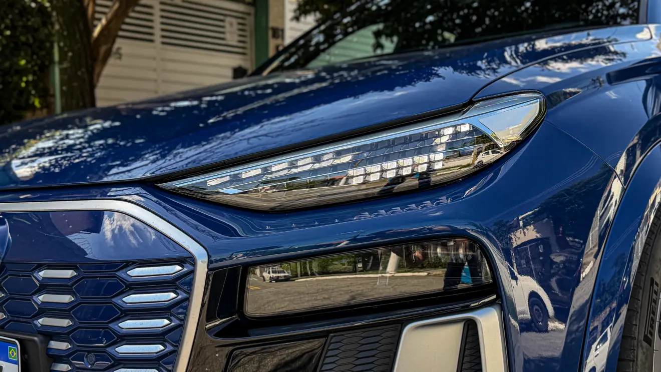 Audi SQ6 e-tron azul para avaliação estático