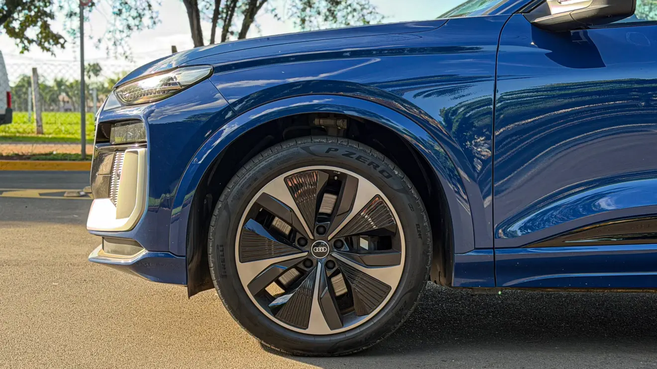 Audi SQ6 e-tron azul para avaliação estático