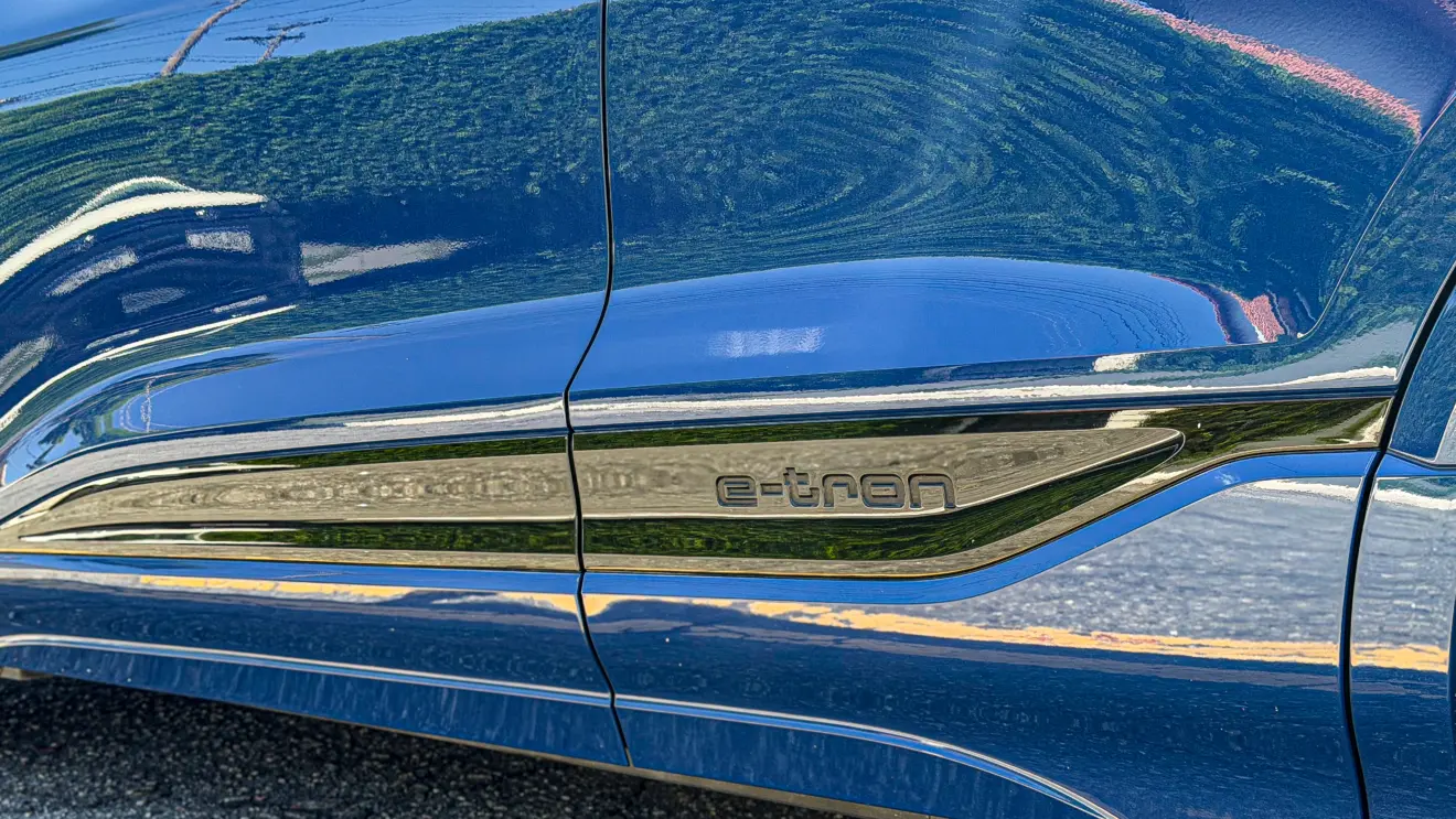 Audi SQ6 e-tron azul para avaliação estático