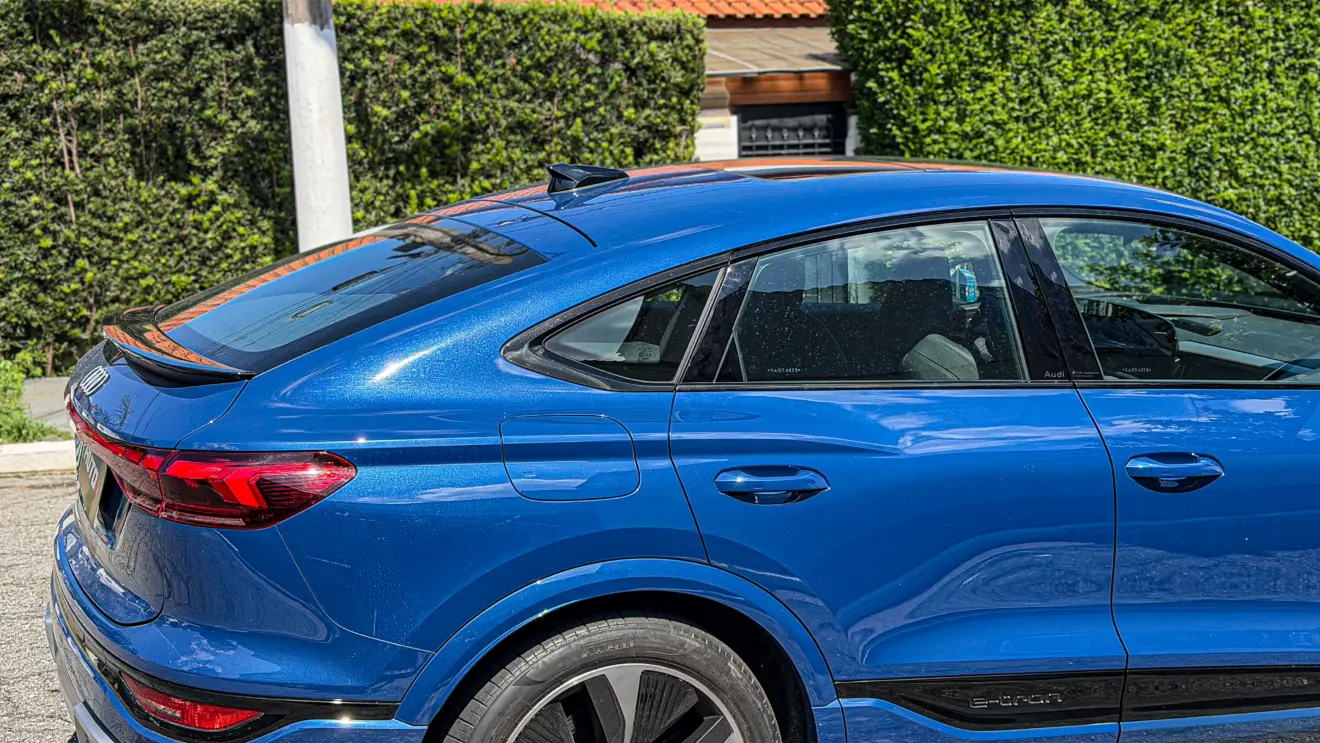 Audi SQ6 e-tron azul para avaliação estático