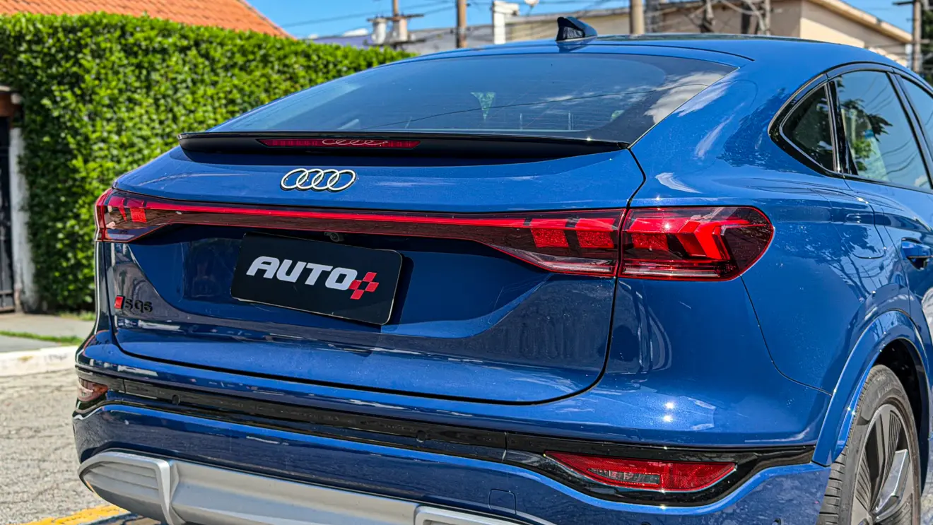 Audi SQ6 e-tron azul para avaliação estático