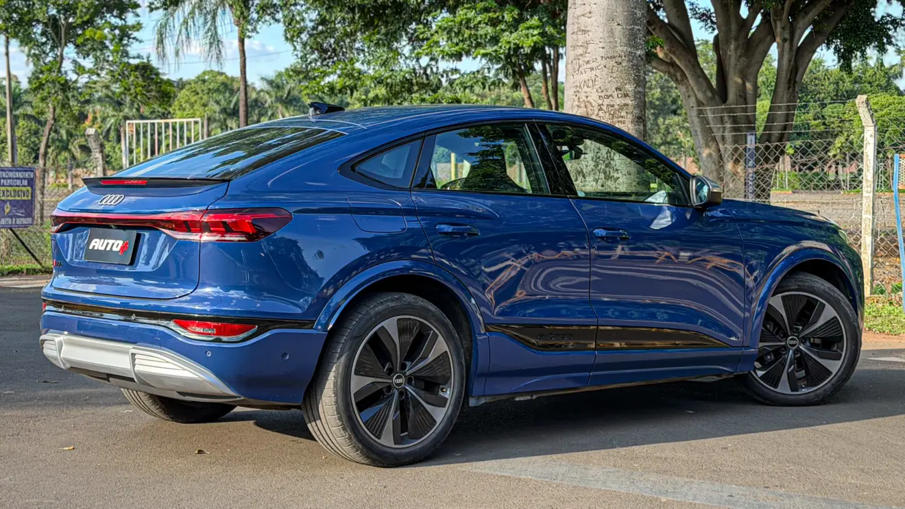 Audi SQ6 e-tron azul para avaliação estático