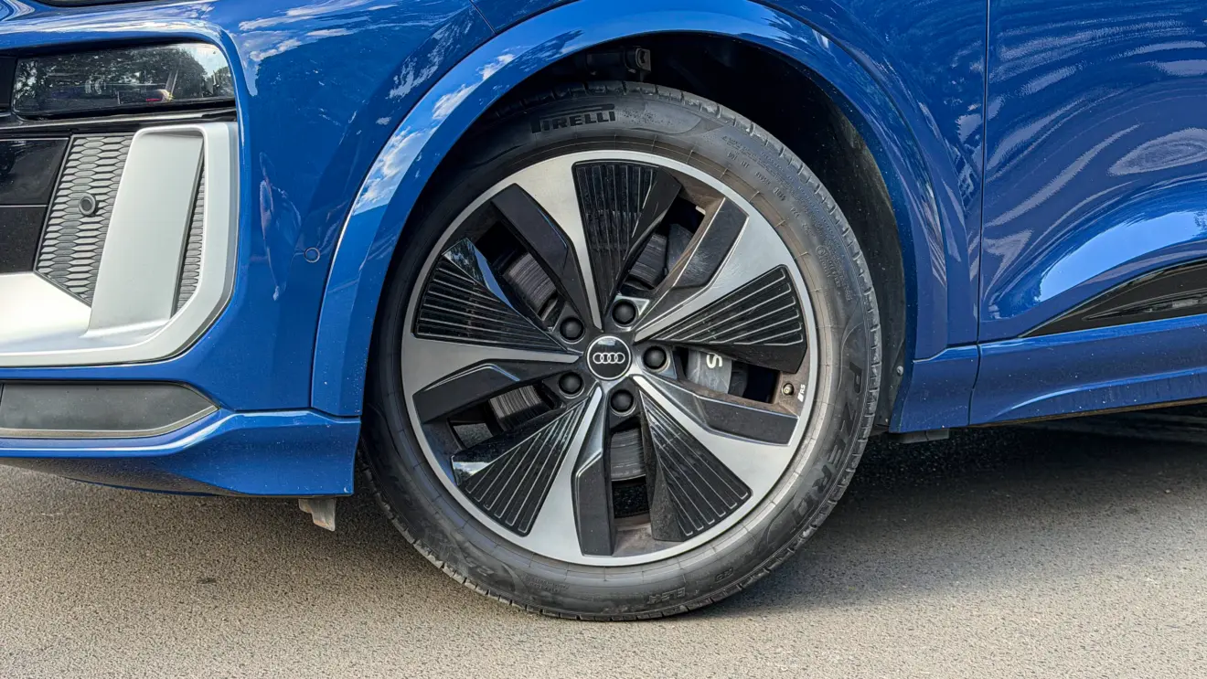 Audi SQ6 e-tron azul para avaliação estático roda