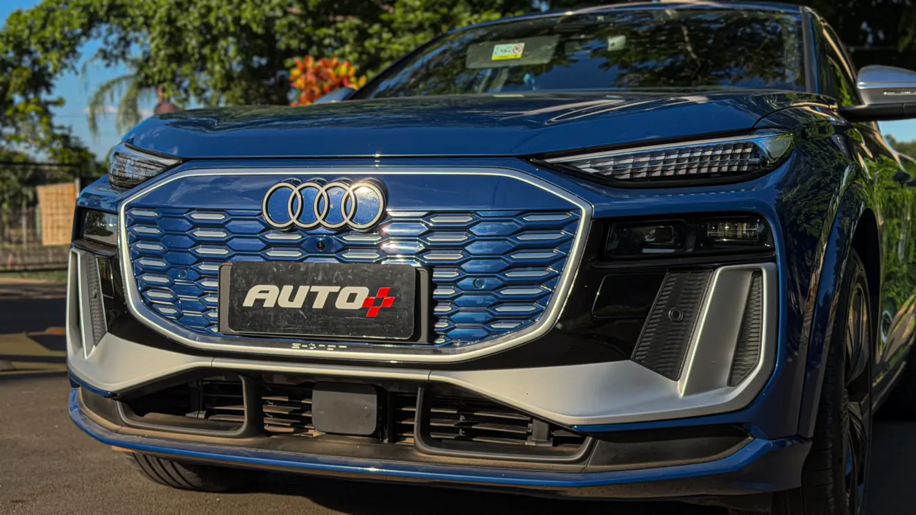 Audi SQ6 e-tron azul para avaliação estático
