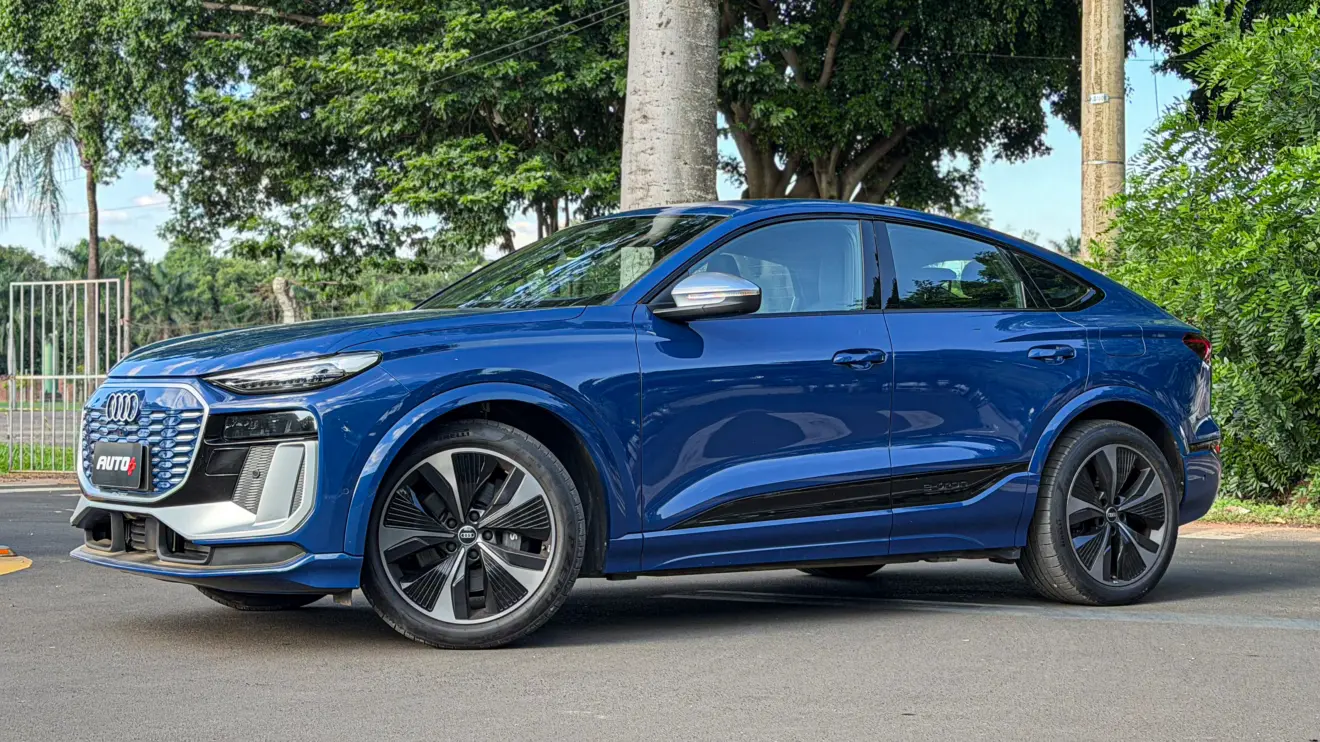 Audi SQ6 e-tron azul para avaliação estático
