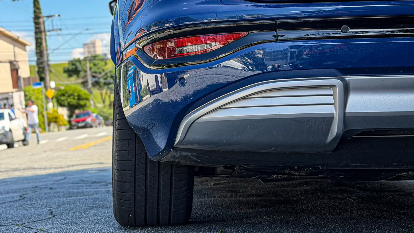 Audi SQ6 e-tron azul para avaliação estático