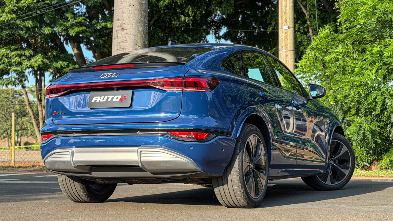 Audi SQ6 e-tron azul para avaliação estático