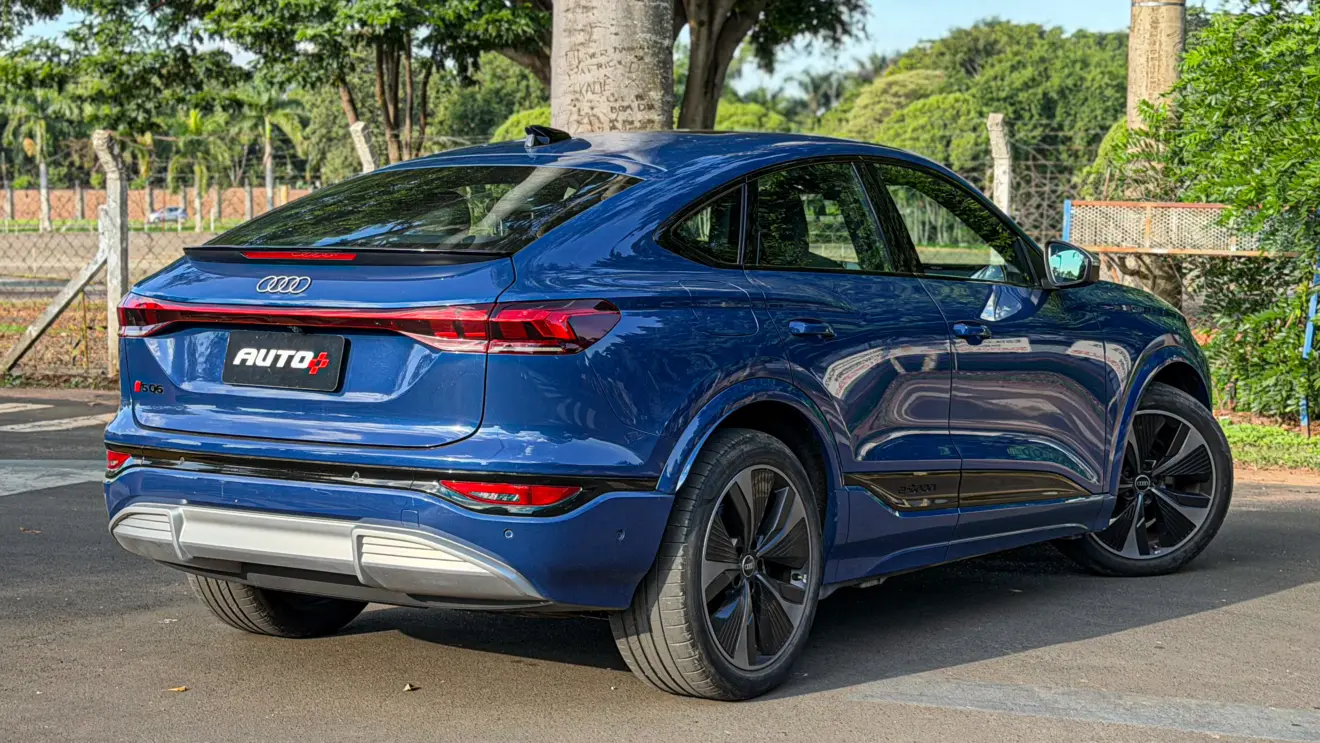 Audi SQ6 e-tron azul para avaliação estático