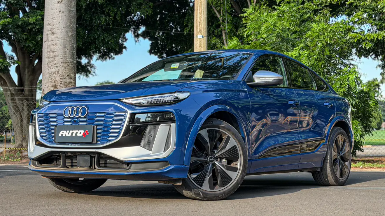 Audi SQ6 e-tron azul para avaliação estático