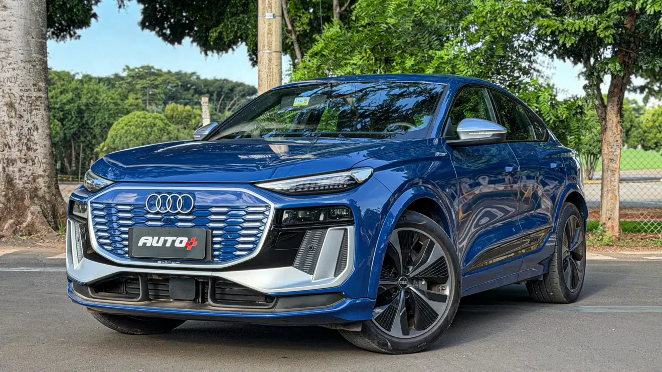 Audi SQ6 e-tron azul para avaliação estático