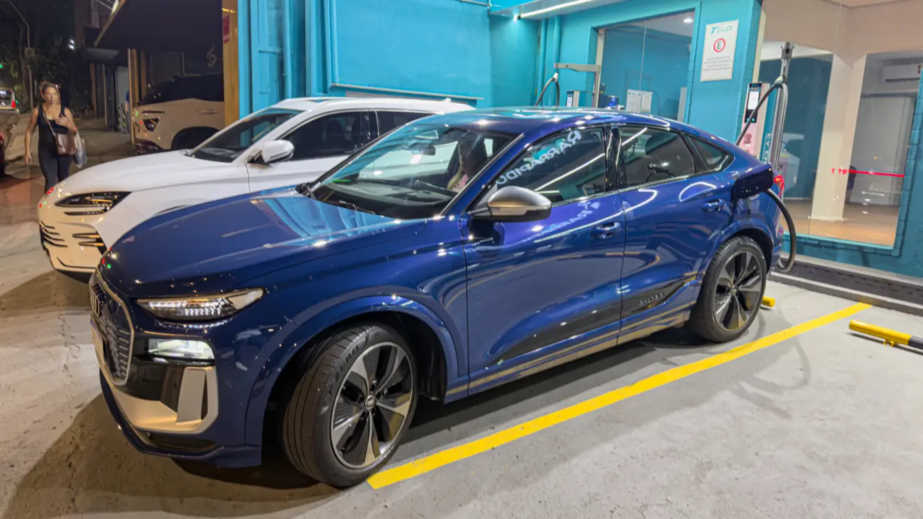 Audi SQ6 e-tron carregando