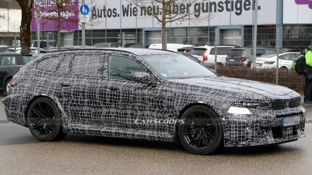 Nova BMW M5 Touring camuflada vista de lado