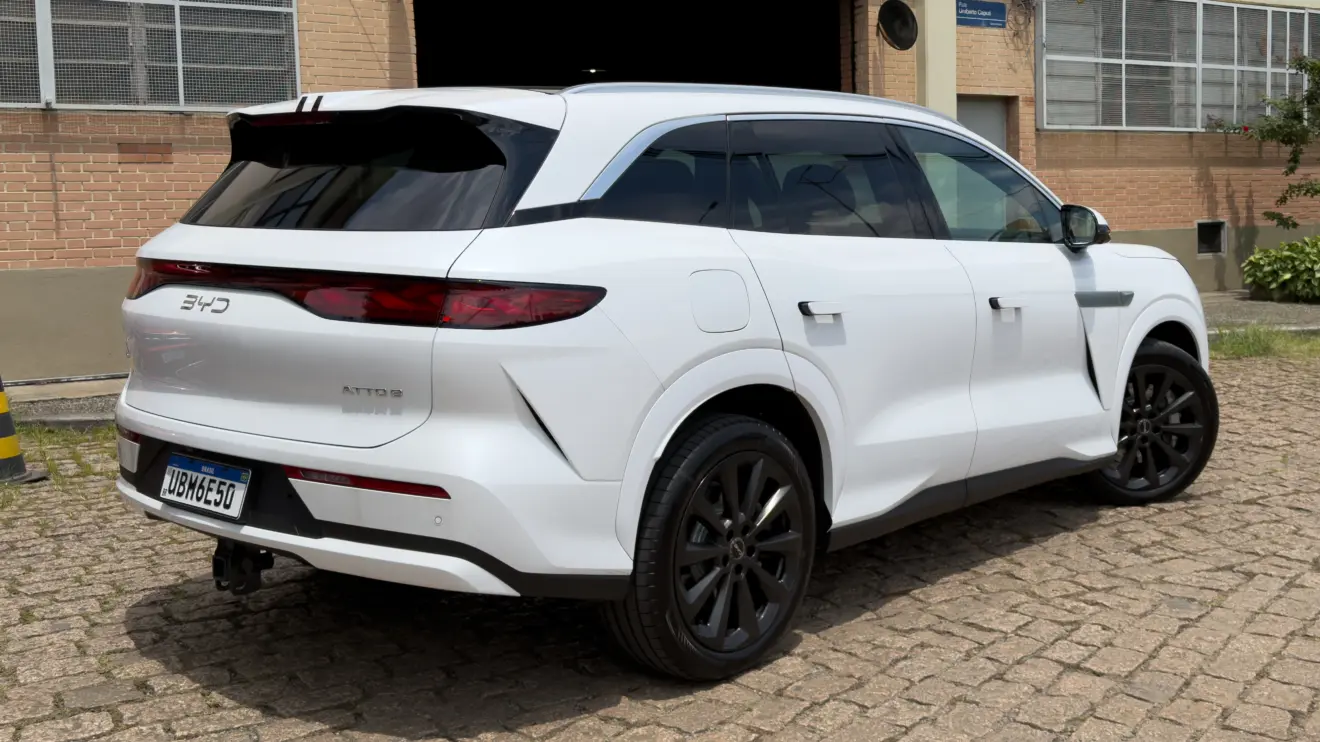 BYD Atto 8 branco parado de traseira