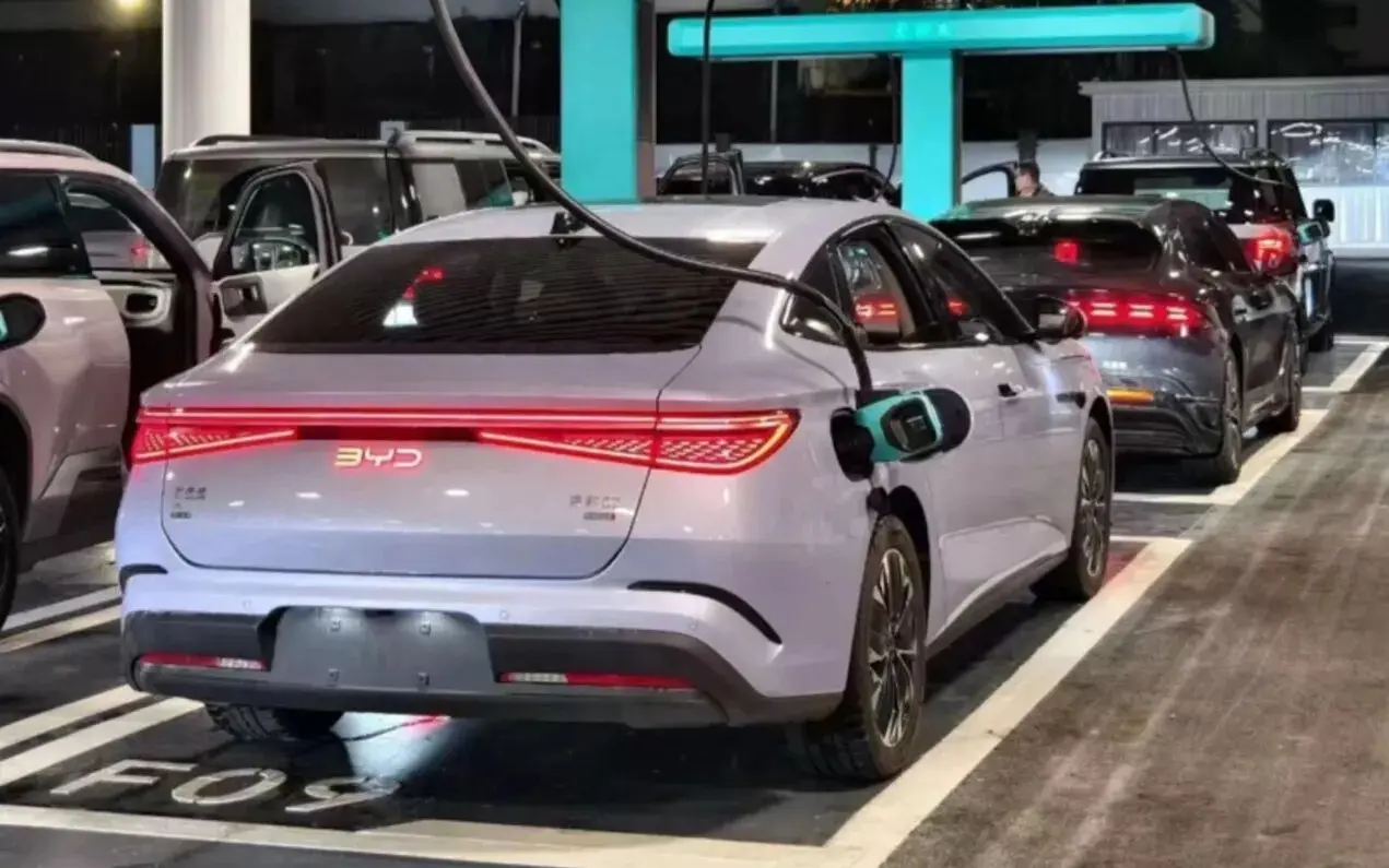 Novo posto de abastecimento de carro elétrico na China