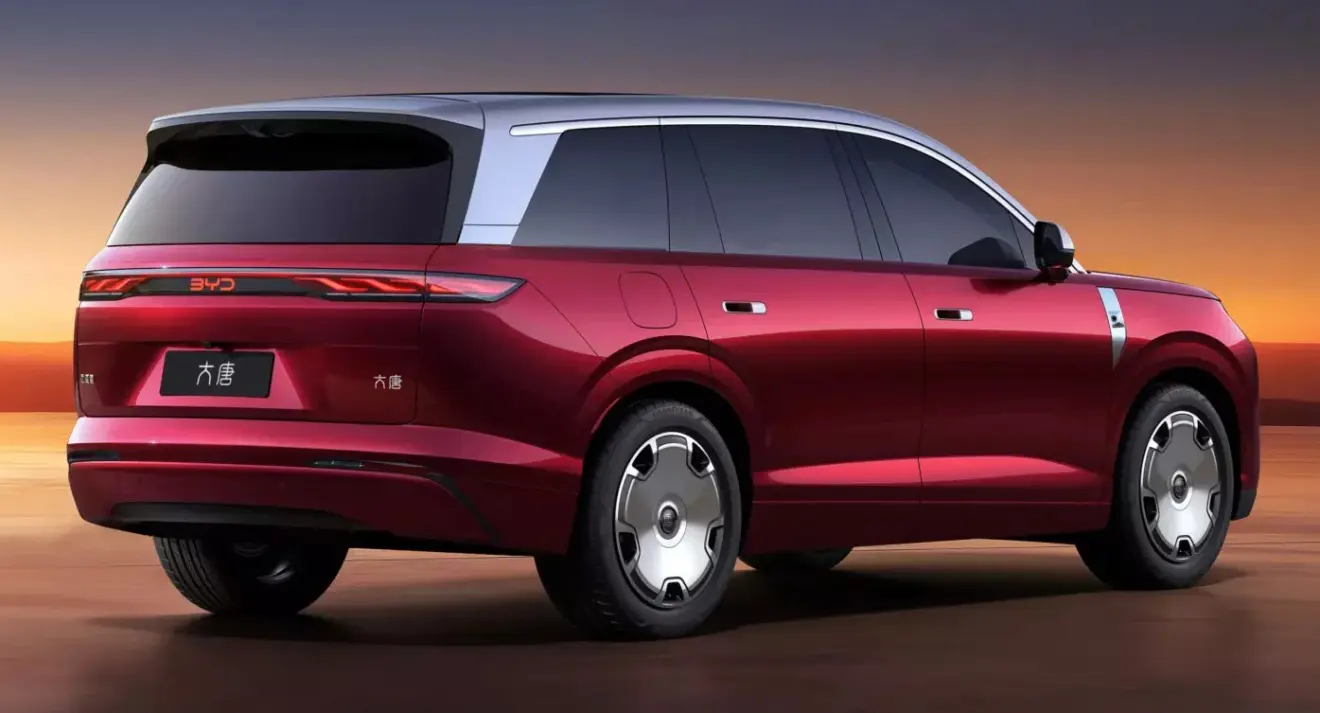 Novo SUV BYD Grand Tang vermelho parado de traseira com fundo laranja