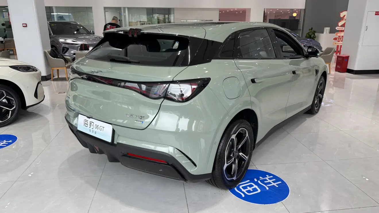 BYD Seal 06 GT hatch verde de traseira em uma concessionária na China