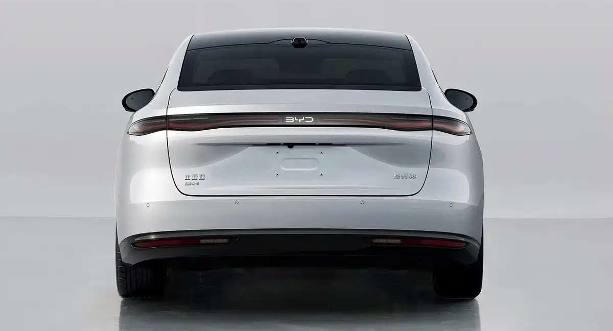 BYD Seal 08 branco de traseira em foto do Ministério da Indústria e Tecnologia da Informação da China