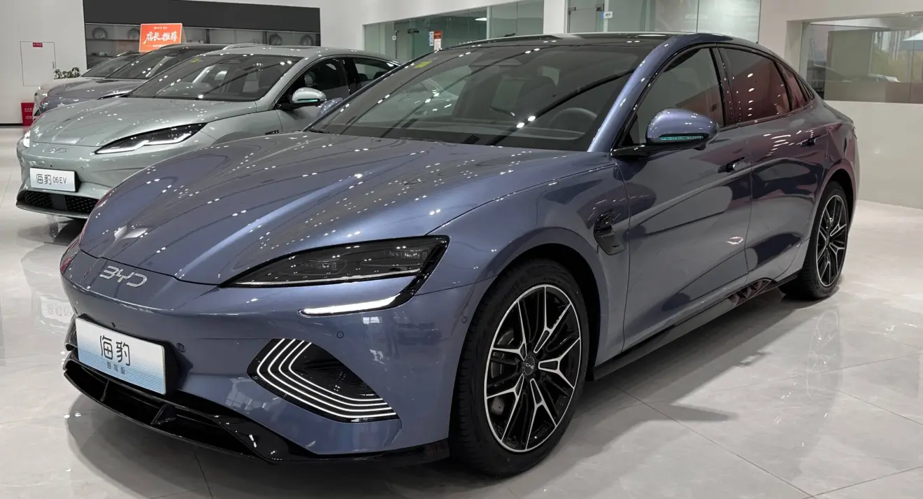 Novo BYD Seal na concessionária parado de dianteira