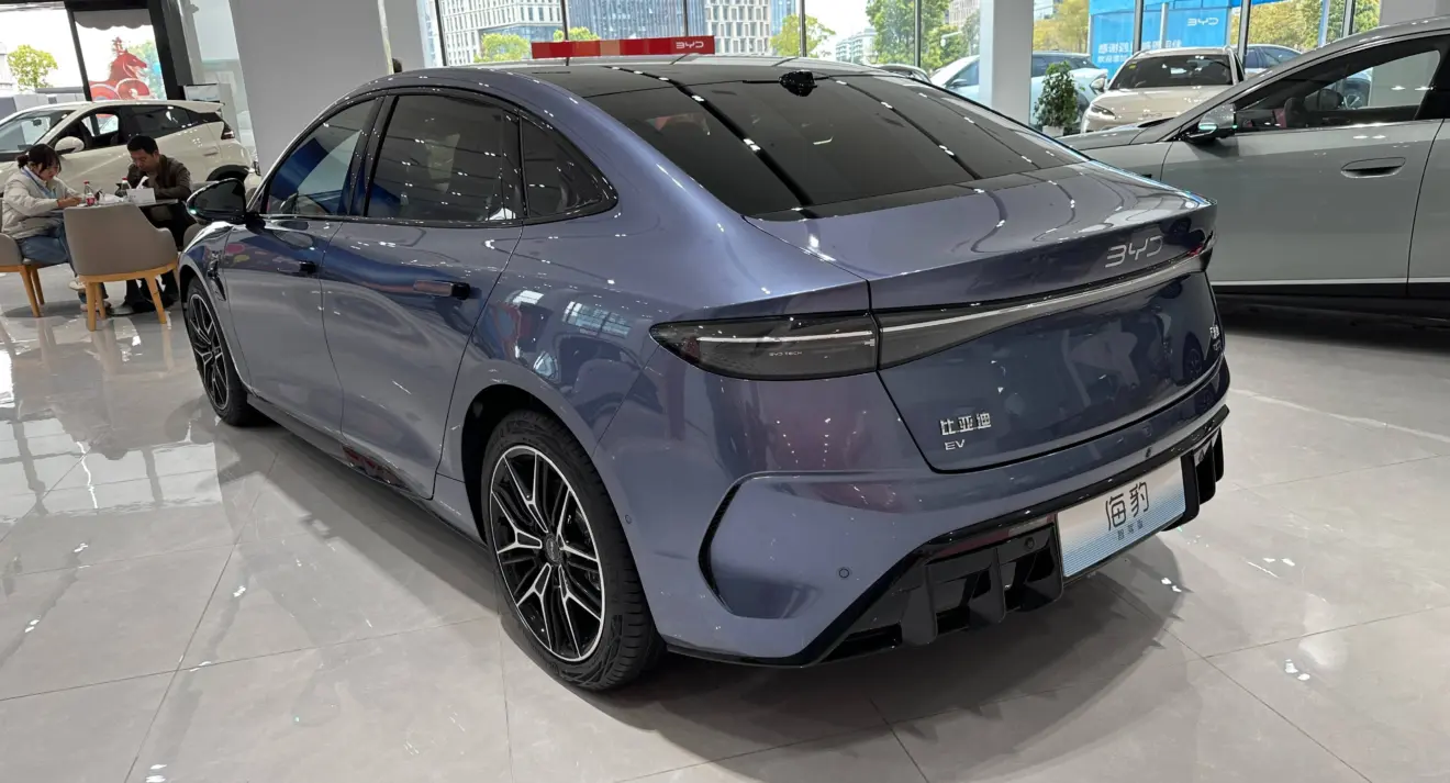 Novo BYD Seal na concessionária parado de traseira