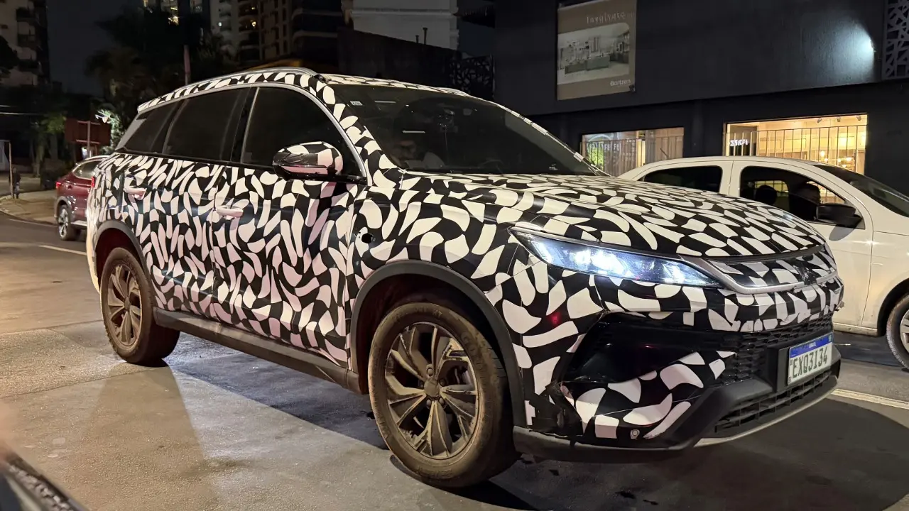 BYD Song Pro 2027 camuflado com novo visual e sistema híbrido-flex estático