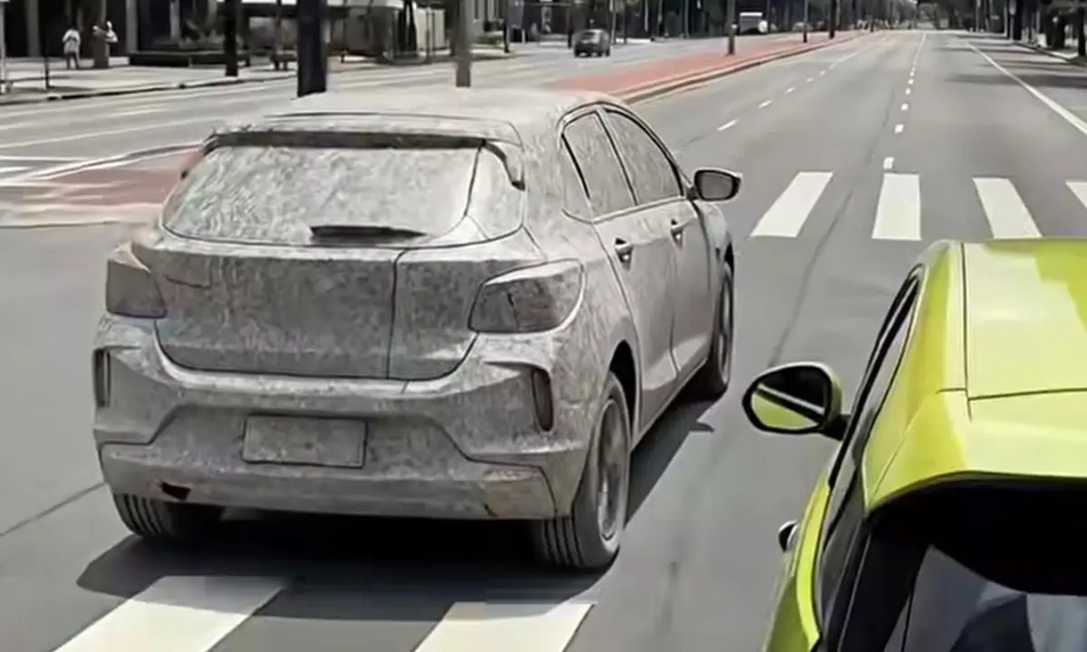 BYD Dolphin Mini e Chevrolet Onix desmontando em comercial da BYD