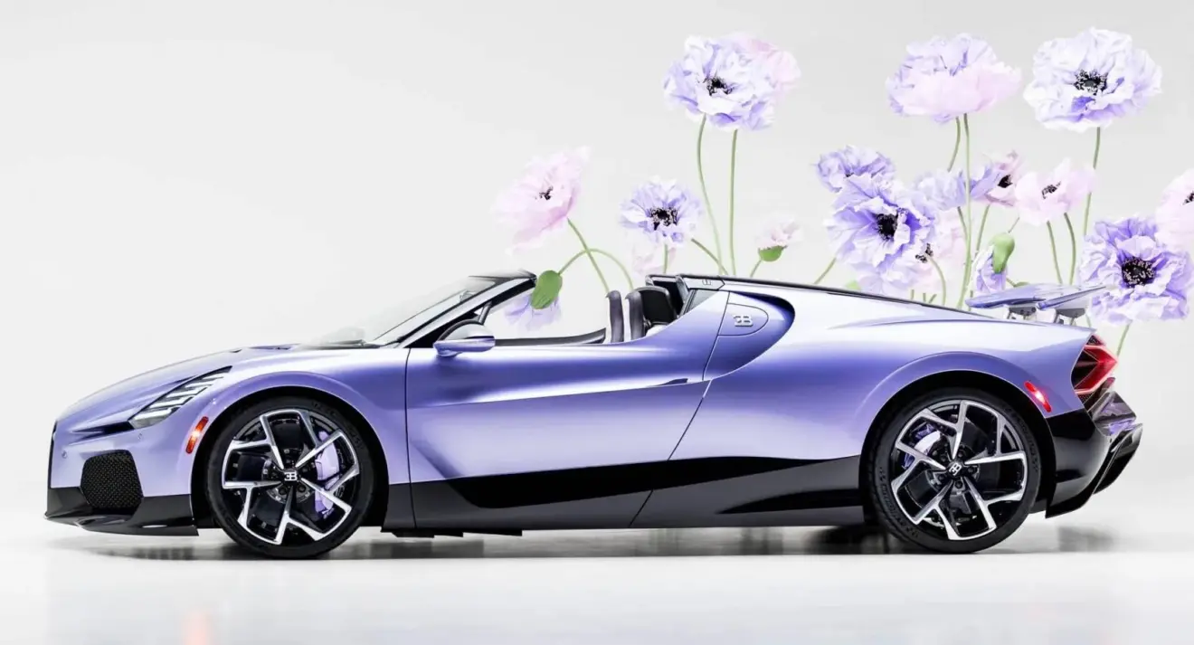 Bugatti Mistral Caroline parado de lateral com fundo neutro