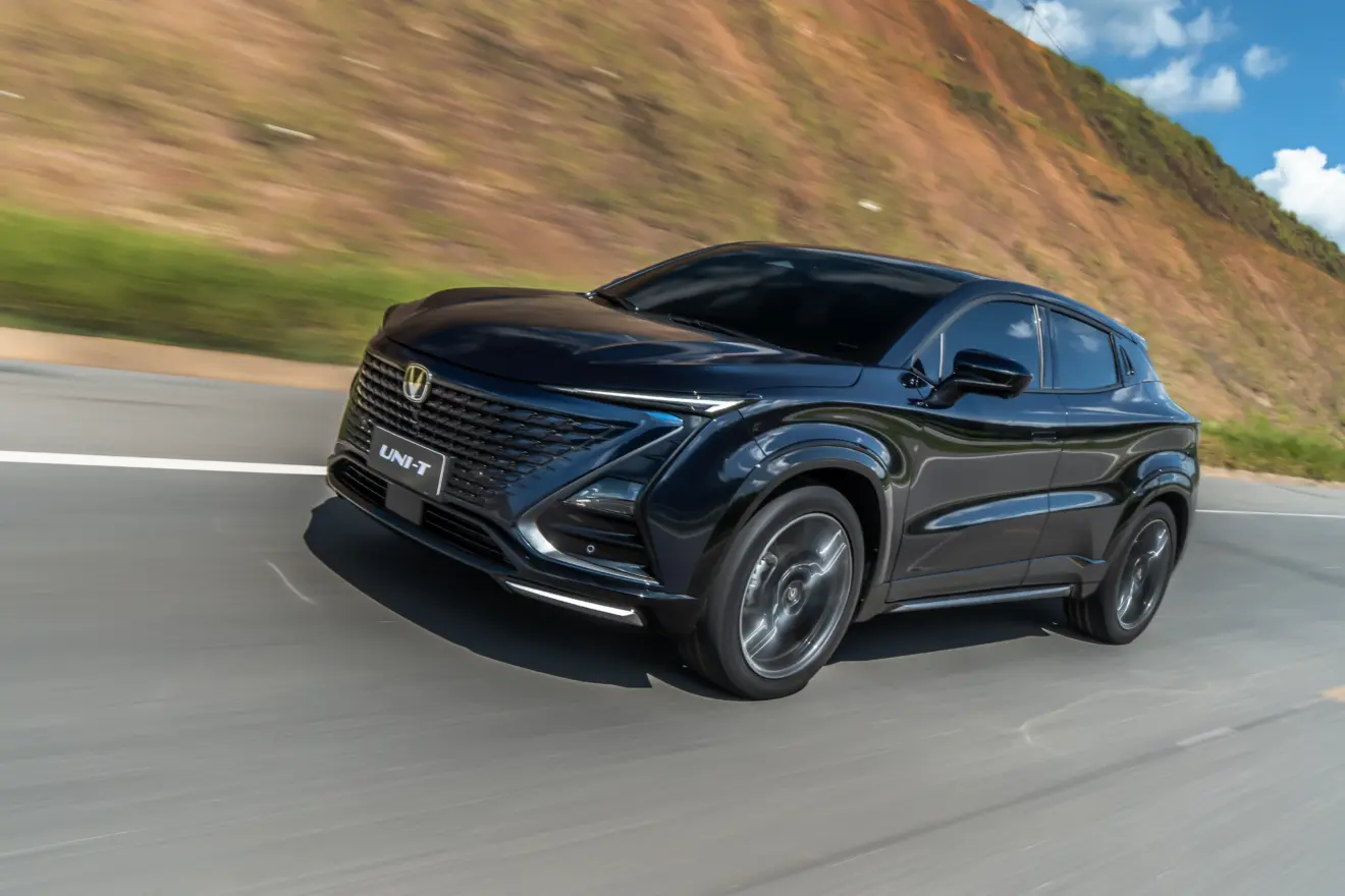 Changan Uni-T preto em movimento na estrada