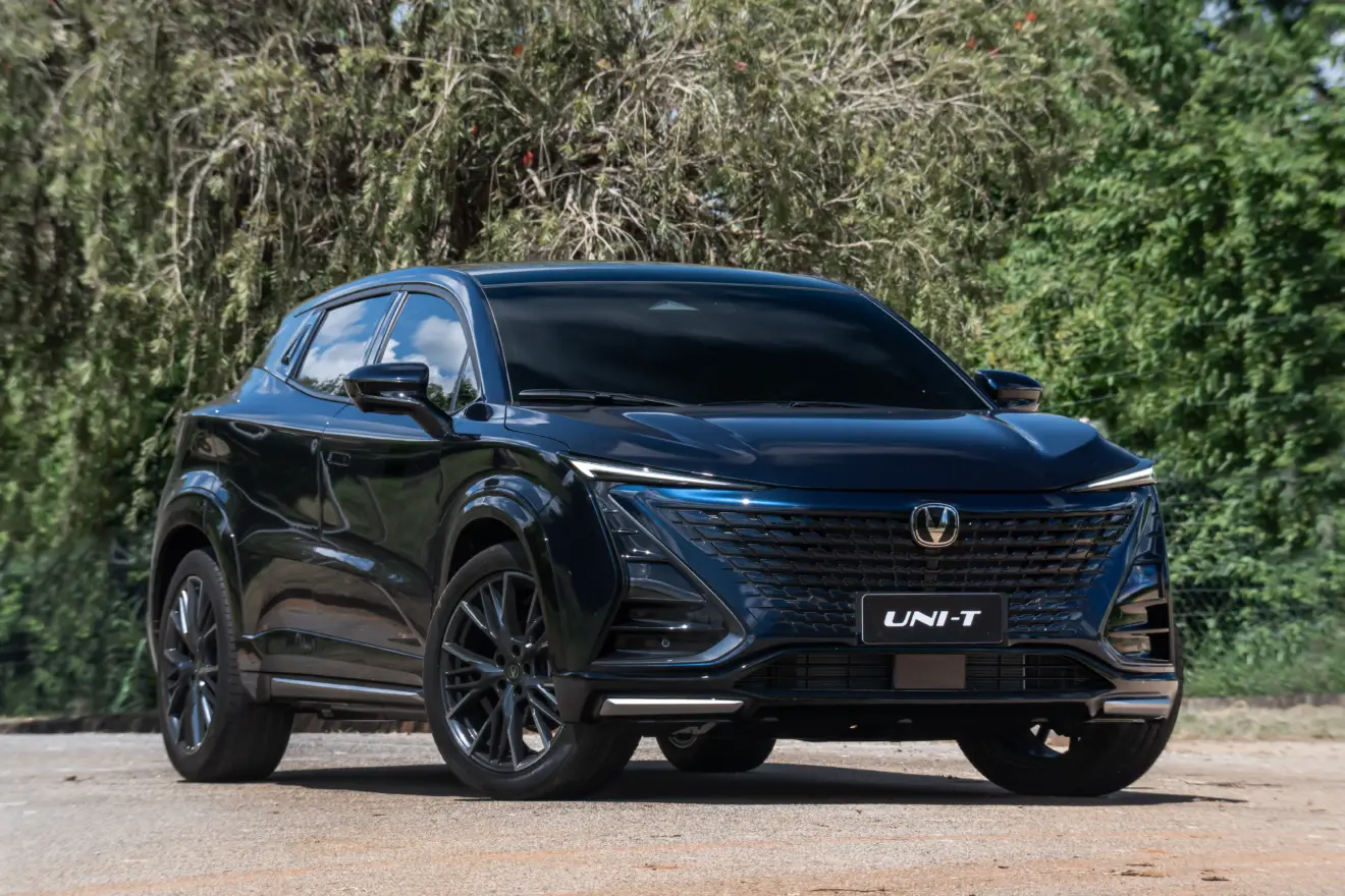 Changan Uni-T preto parado de dianteira
