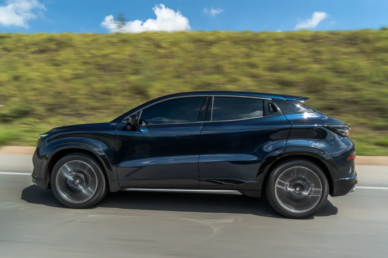 Changan Uni-T preto de lateral em movimento na estrada