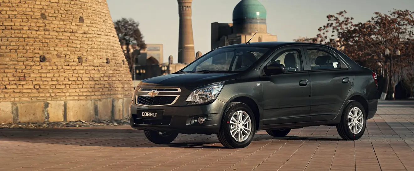 Chevrolet Cobalt verde de frente