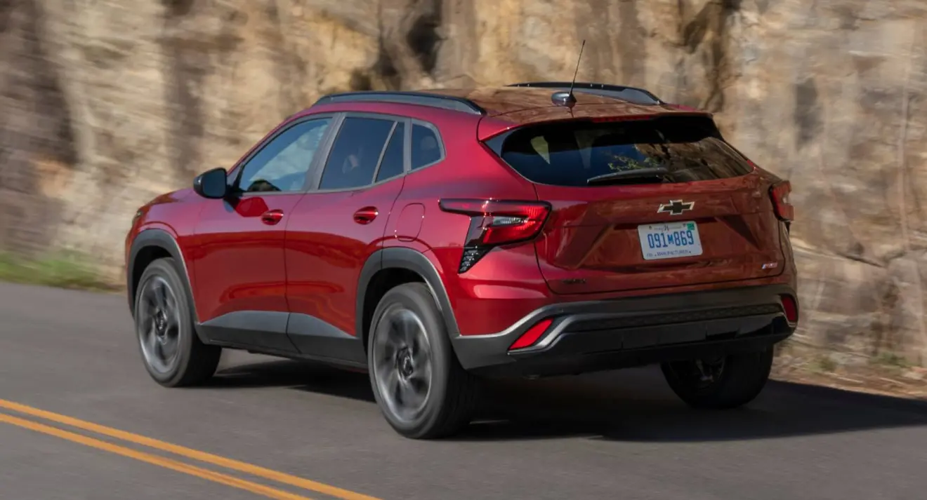 Chevrolet Trax RS 2024 vermelho de traseira andando na estrada