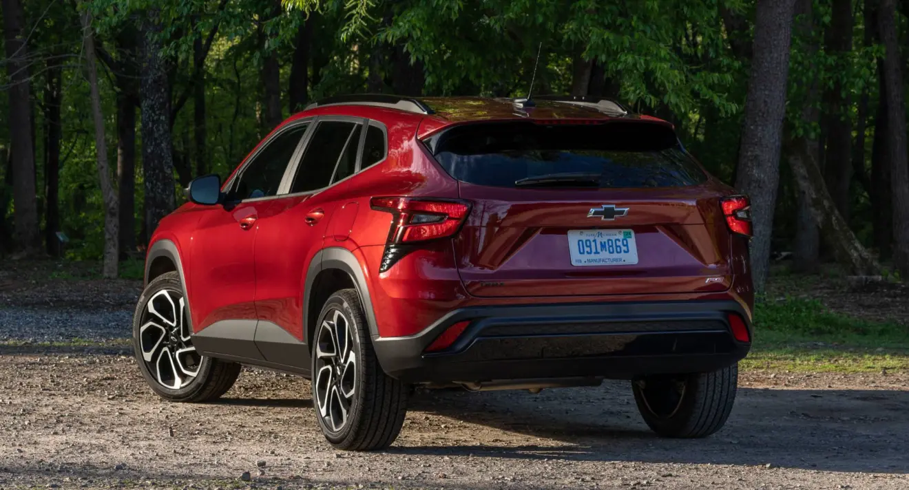 Chevrolet Trax RS 2024 vermelho parado de traseira 