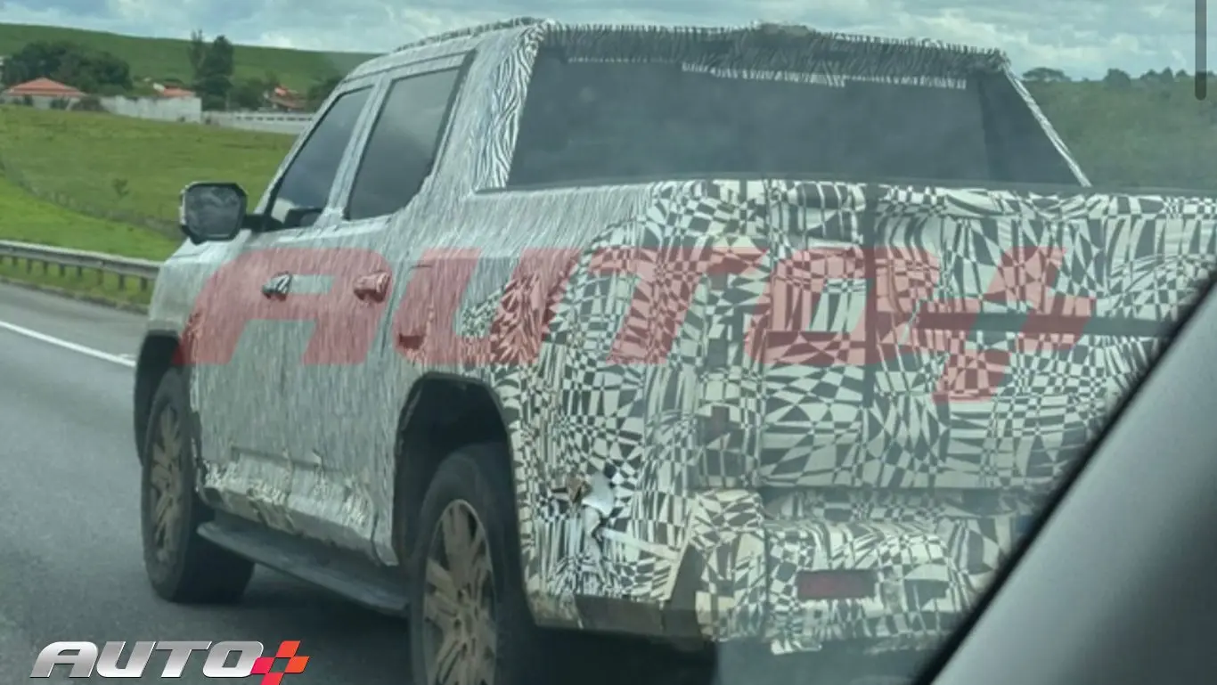 Nova Volkswagen Amarok camuflada de traseira andando na estrada