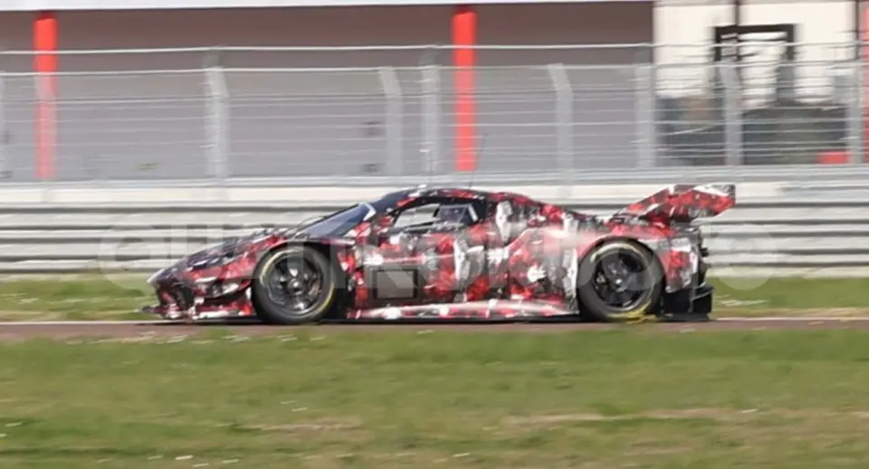 Nova Ferrari em testes na pista de Fiorano de lateral 