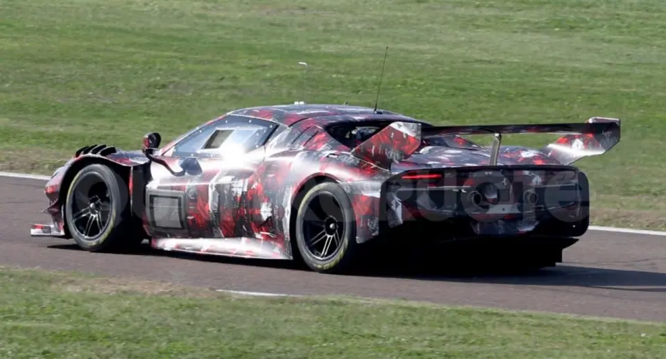 Nova Ferrari em testes na pista de Fiorano de traseira