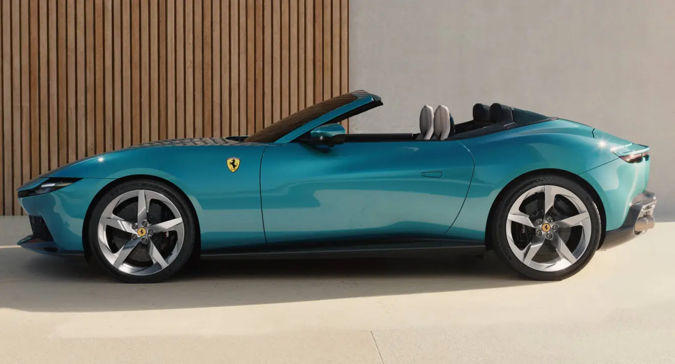 Ferrari Amalfi Spider azul parada de lateral  com a capota recolhida