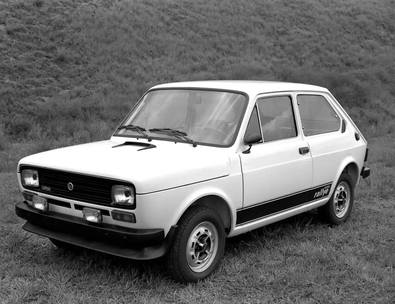 Fiat 147 Rallye parado de frente 