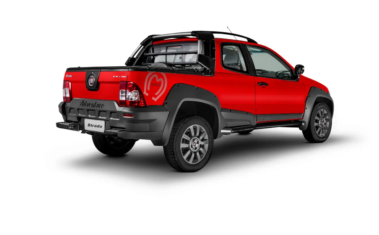 Fiat Strada Mangalarga vermelha parada de traseira com fundo neutro 
