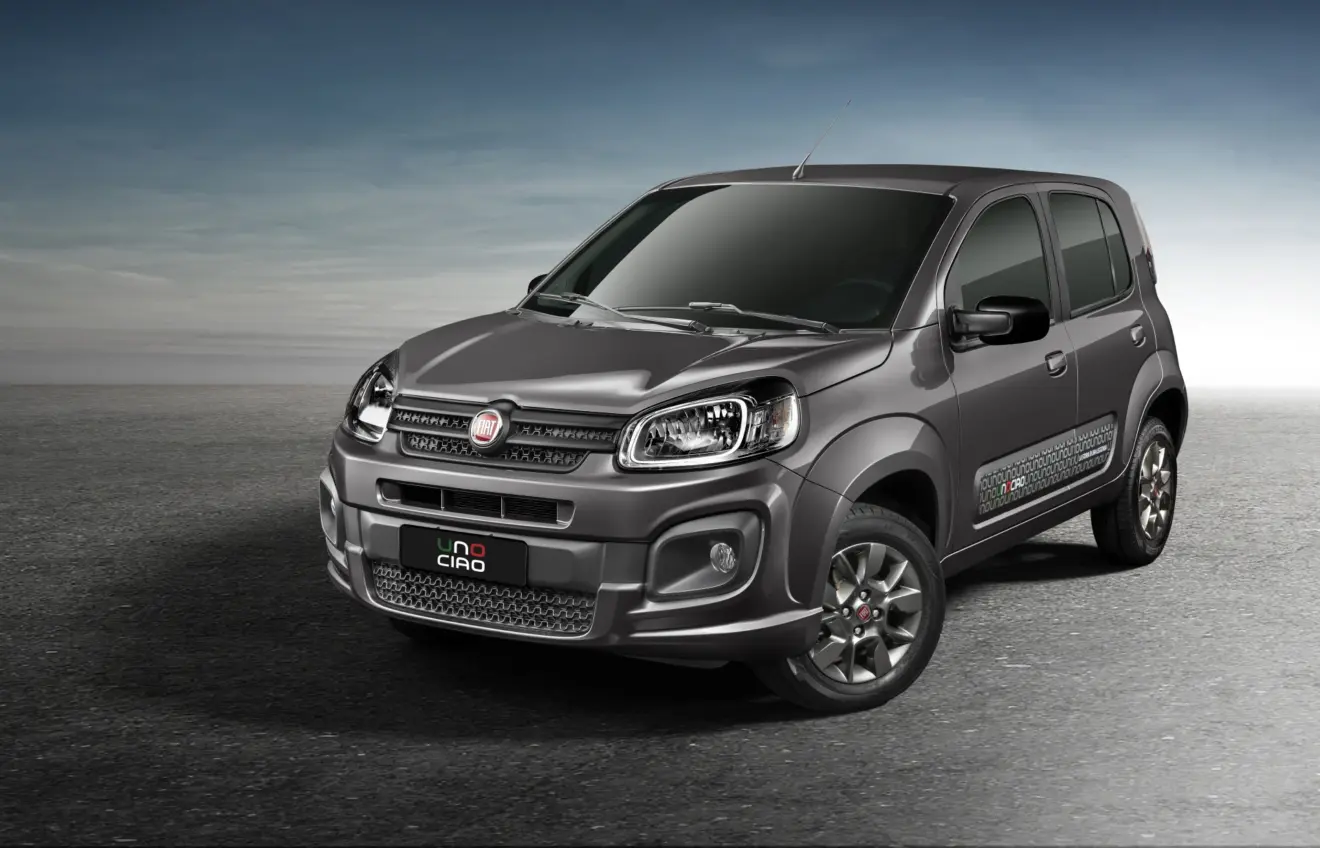 Fiat Uno Ciao cinza parado de frente tem o Citroën C3 como um sucessor espiritual
