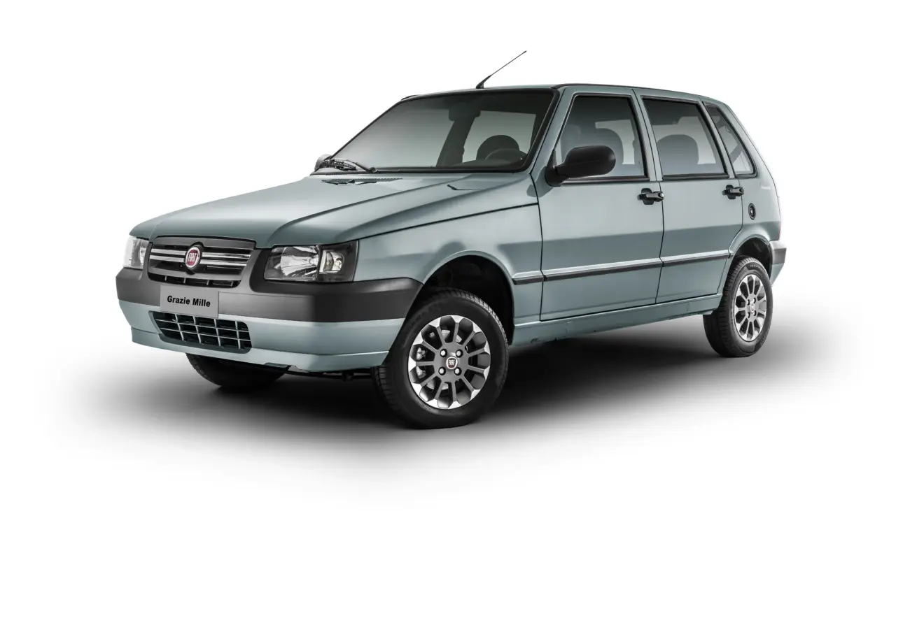Fiat Uno Grazie Mille verde parado de frente com fundo neutro 