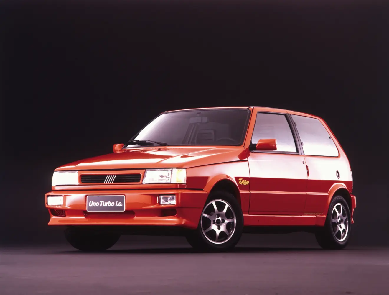 Fiat Uno Turbo vermelho parado de frente