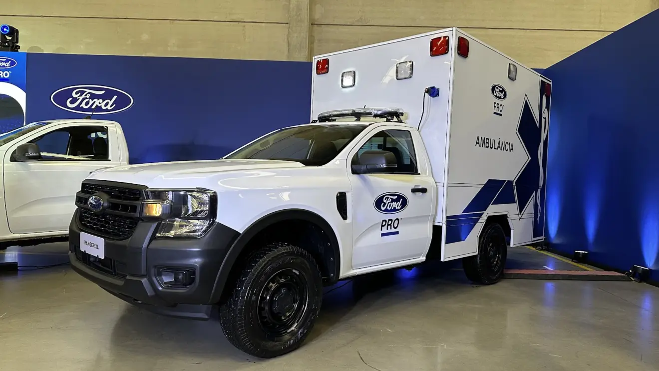 Caminhonete Ford Ranger convertida para ambulância 