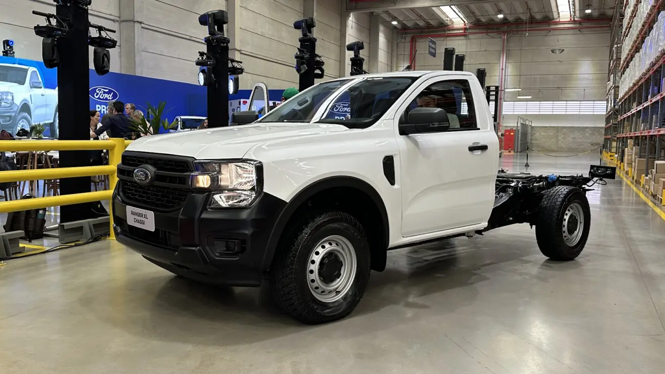 Caminhonete Ford Ranger XL Cabine Chassi branca parada de frente