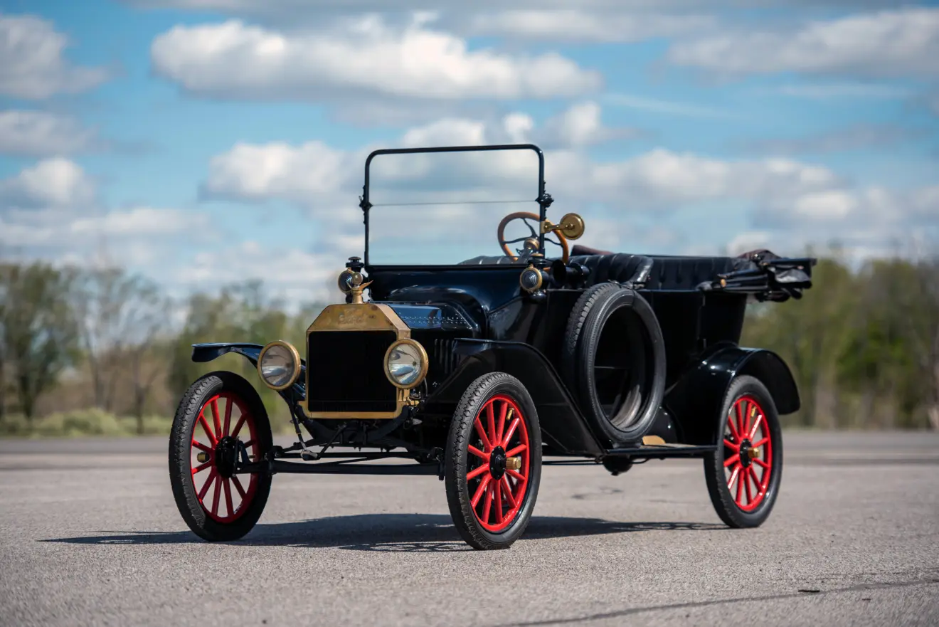 Ford T preto parado de frente com árvores ao fundo foi o modelo com o primeiro recall da indústria
