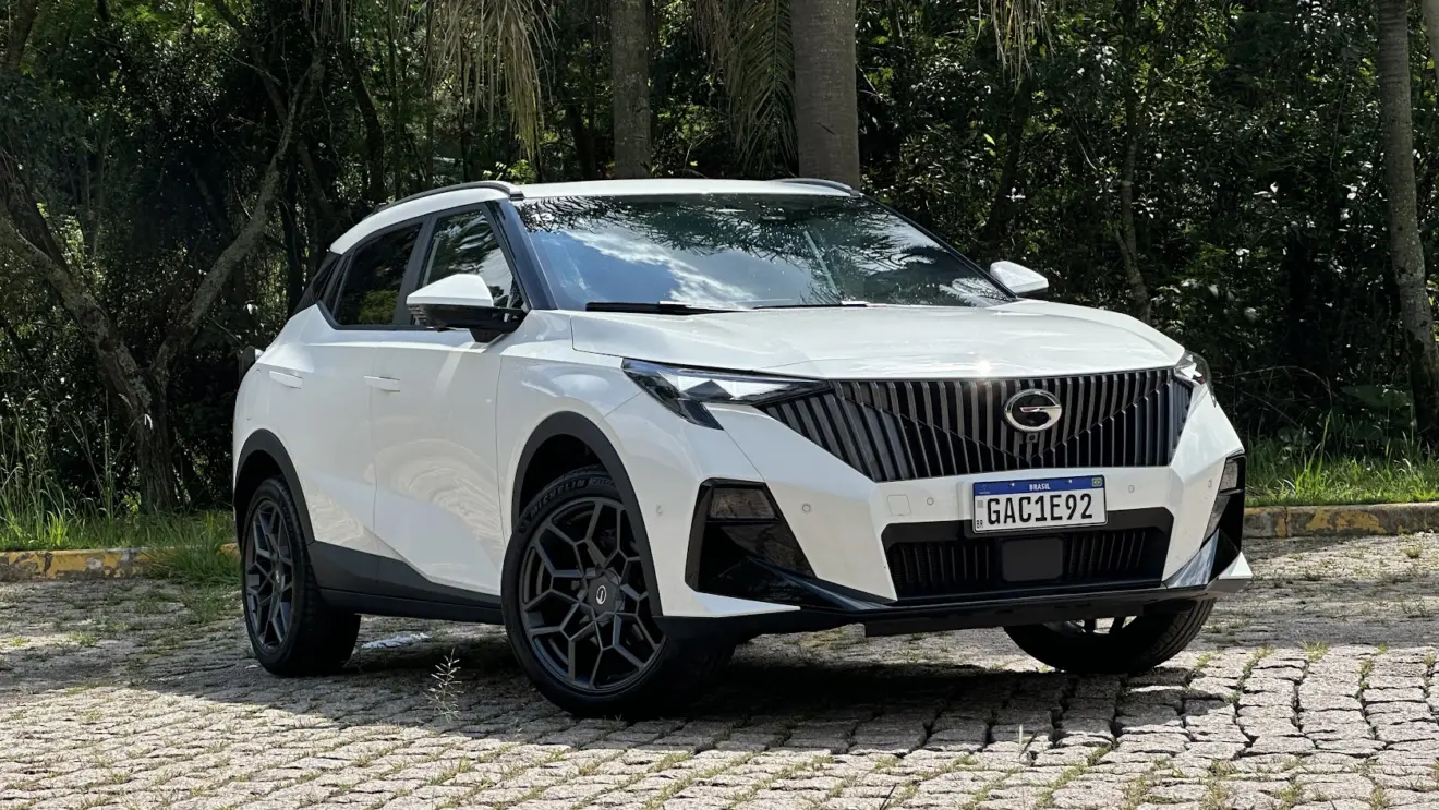 GAC GS3 Elite branco parado de dianteira com árvores ao fundo